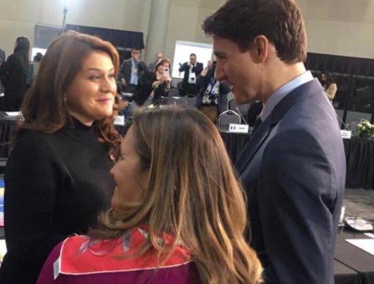 Canadian Foreign Affairs Minister Chrystia Freeland and Prime Minister Justin Trudeau in friendly discussion with Honduras Foreign Affairs Minister Maria Dolores Agüero.